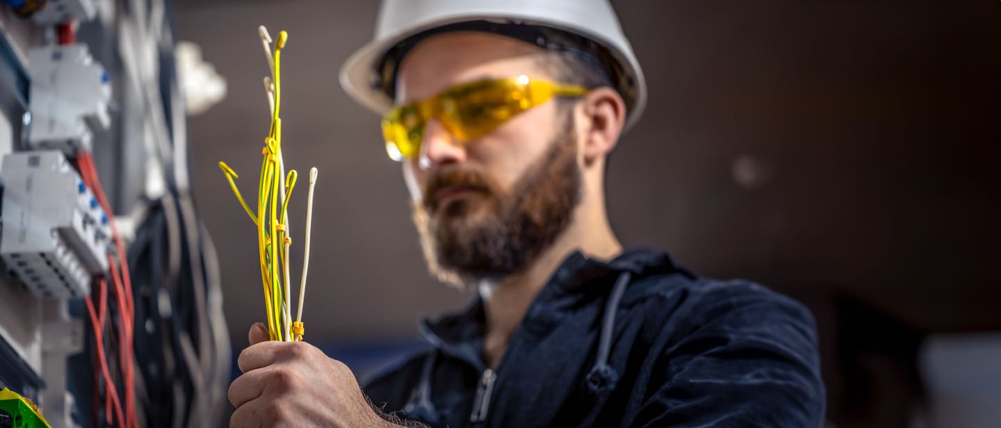 male electrician electrical technician working switchboard res 10 - Dienstleistungen